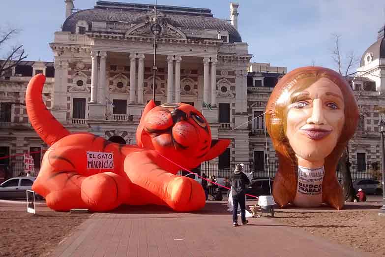 Protesta frente a la Gobernación con inflables de Macri y Vidal