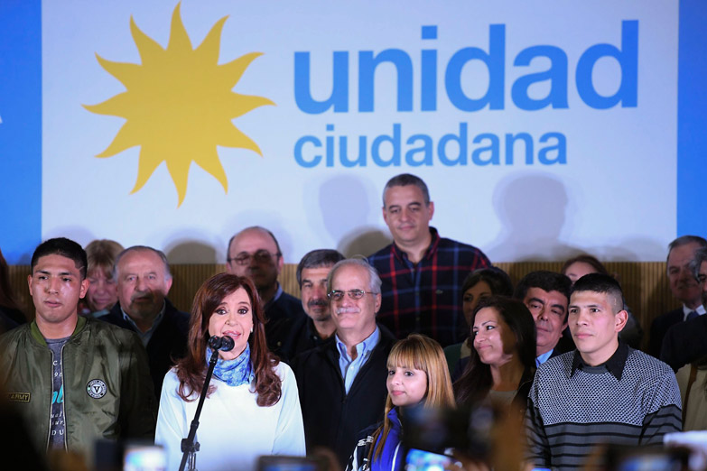 CFK pidió enviar un mensaje de atención al gobierno para que cambie el rumbo económico