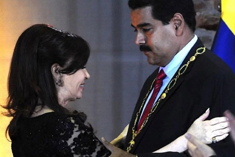 El gobierno le retiró una condecoración a Maduro y pide que le devuelva un collar