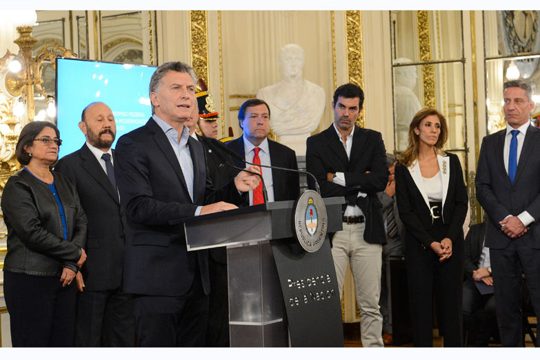Los tironeos de Macri por el presupuesto: entre la reunión con gobernadores y el apuro de la crisis