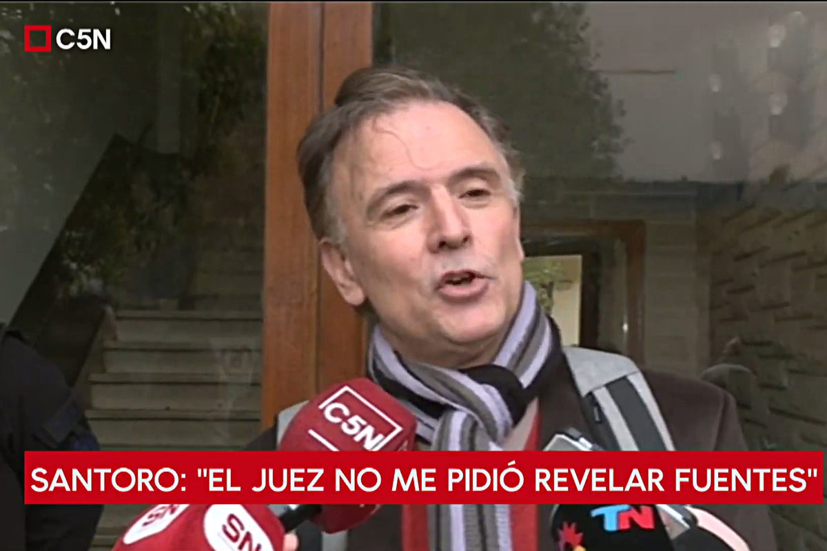 Santoro más complicado: se defendió en Dolores, pero una compañera de Clarín desbarató su coartada