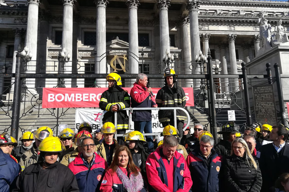 Bomberos Voluntarios realizaron un abrazo al Congreso: piden evitar recorte