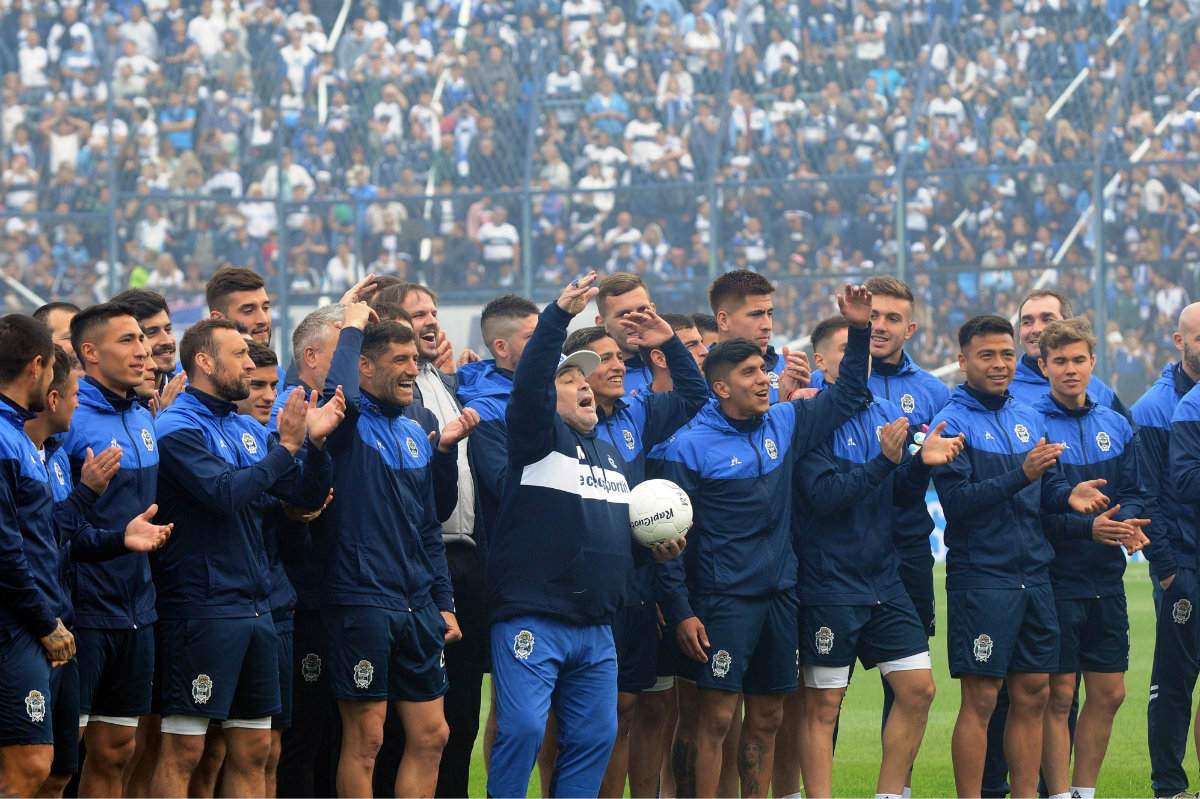 La fiesta de Maradona, nuevo rey en el Bosque encantado