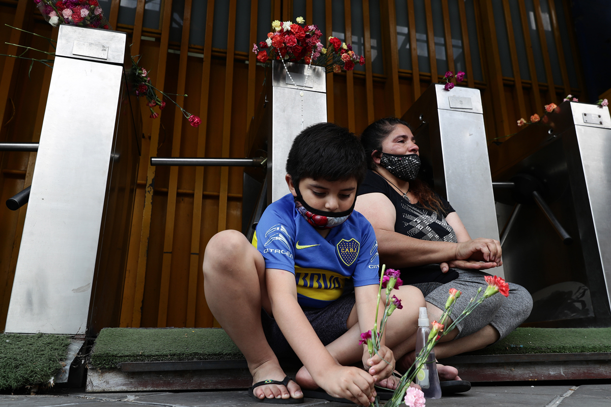 Por la muerte de Diego, Boca no jugará esta noche por Copa Libertadores