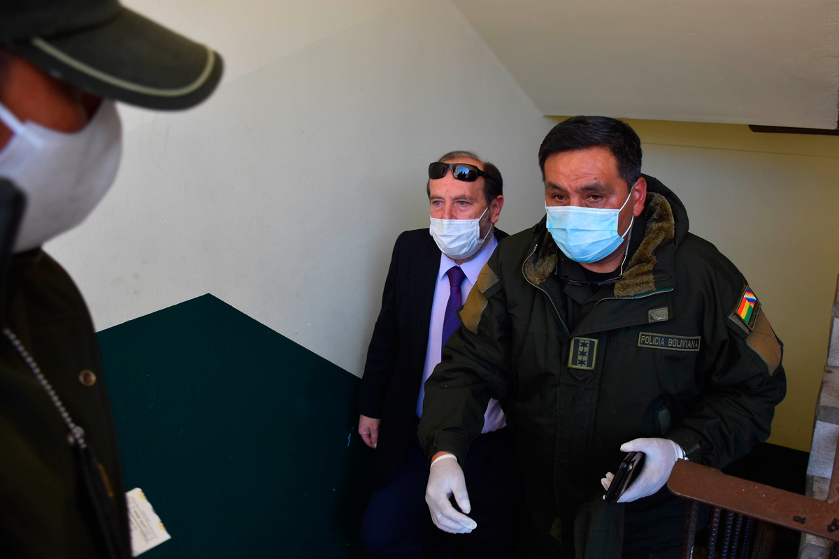 Arrestan y echan al ministro de Salud de Bolivia por sobreprecios en respiradores