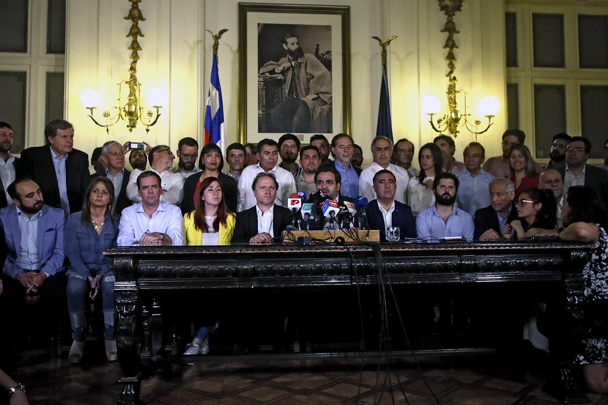 En medio del estallido social, las fuerzas políticas chilenas acordaron modificar la Constitución