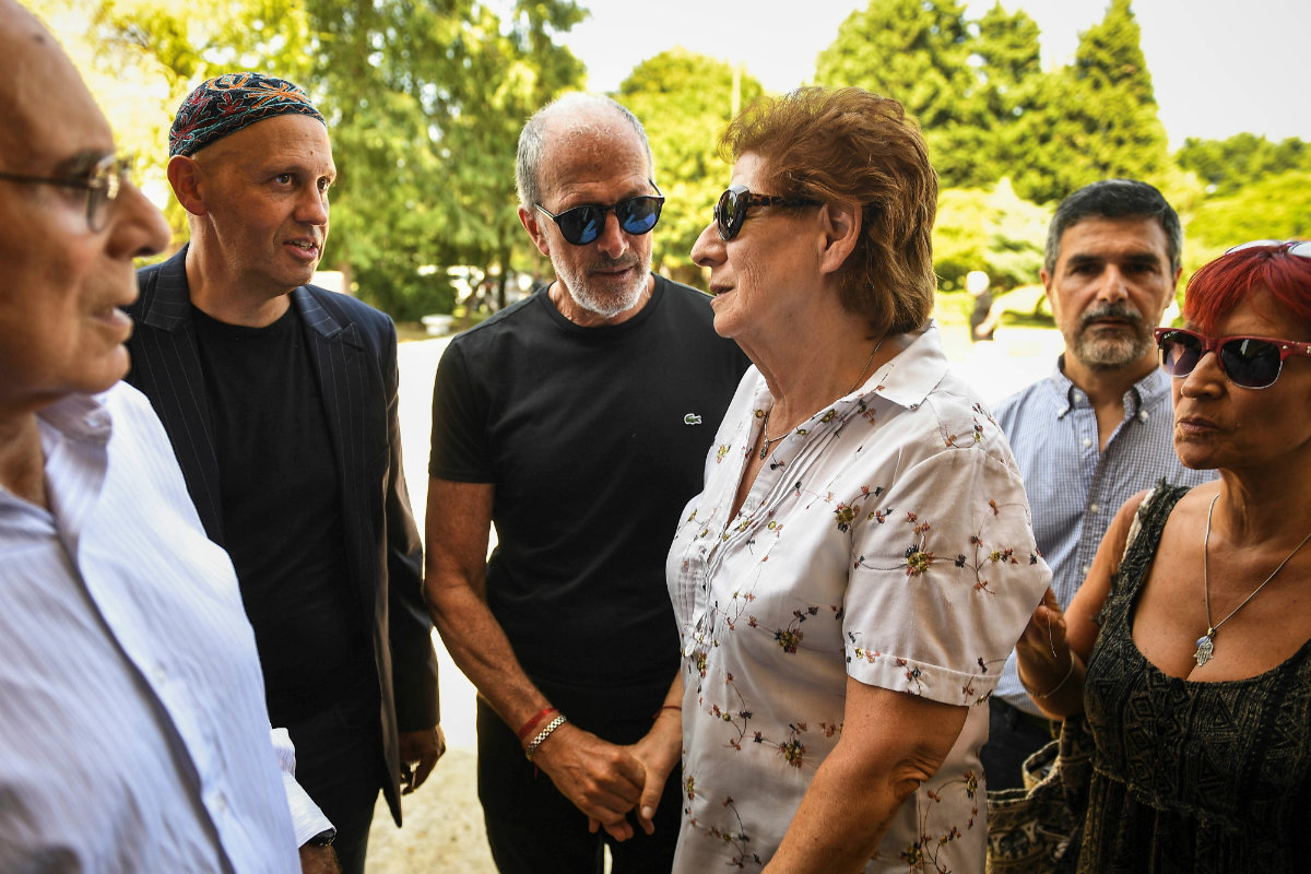 En otro acto, recordaron a Nisman con una ceremonia en el cementerio de La Tablada