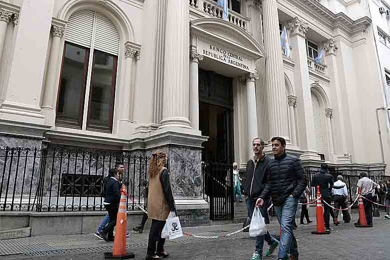 El Central beneficia a los bancos para detener la corrida del dólar