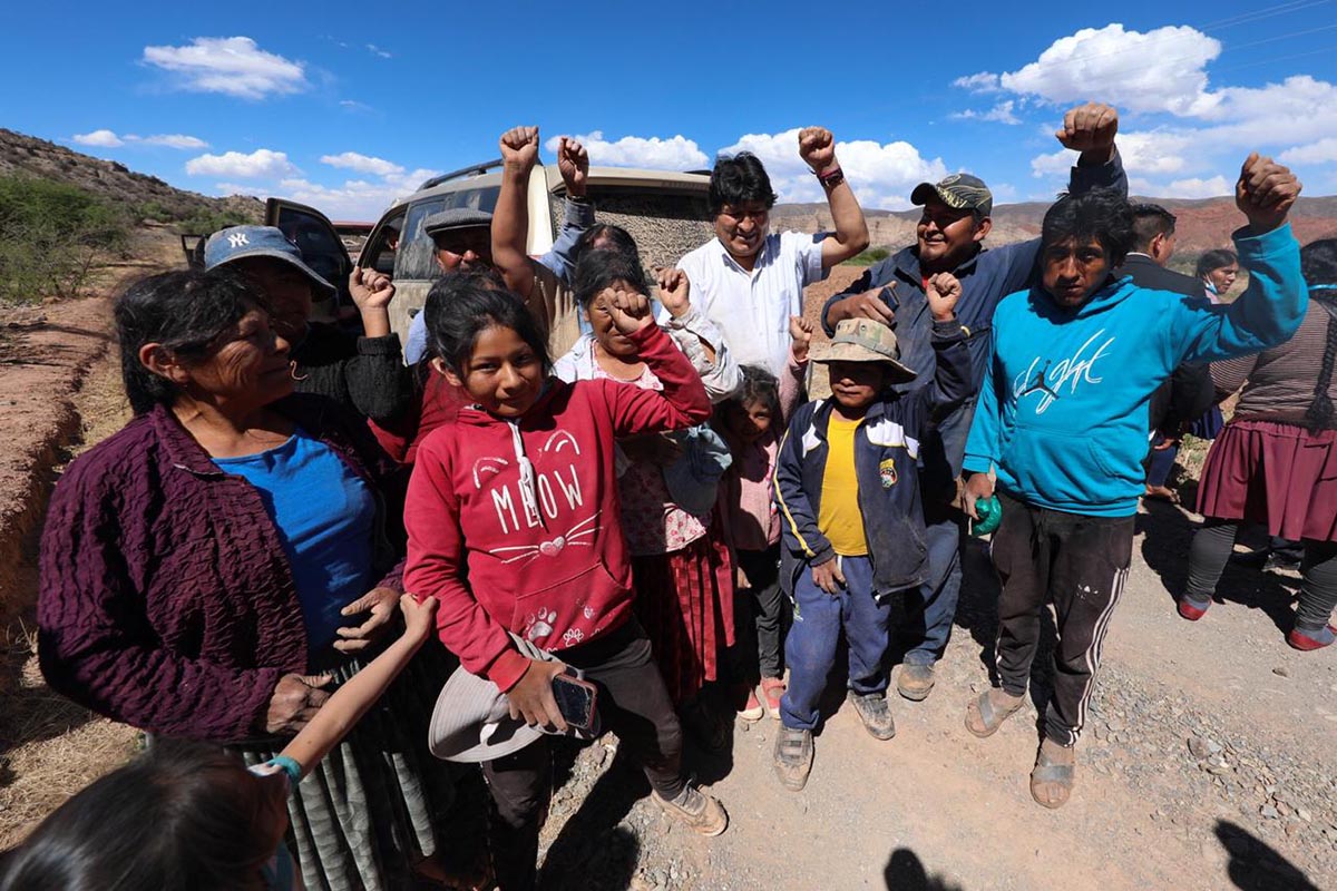 Múltiples muestras de afecto a Evo Morales en la caravana, luego de regresar a su Bolivia