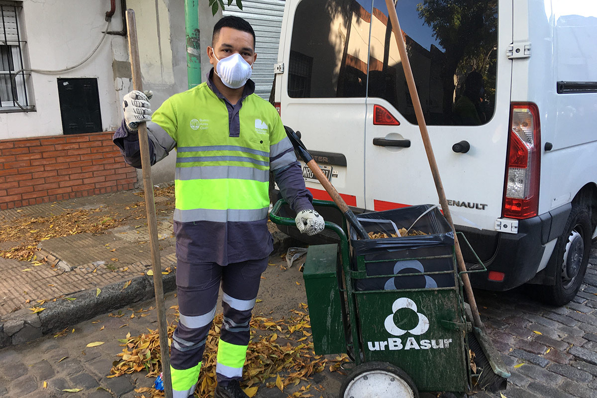 Camilo Cabrera, barrendero: “Mantener la limpieza es fundamental en estos tiempos”