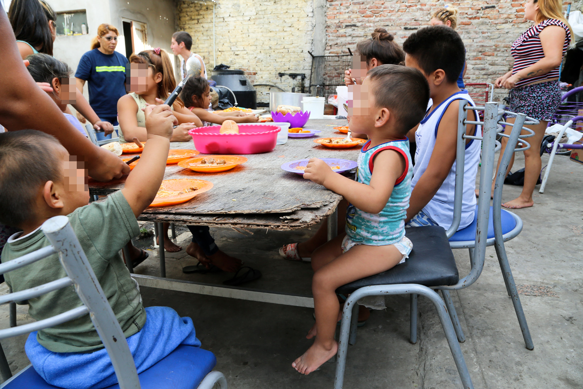 UTEP moviliza hacia supermercados por alimentos para comedores