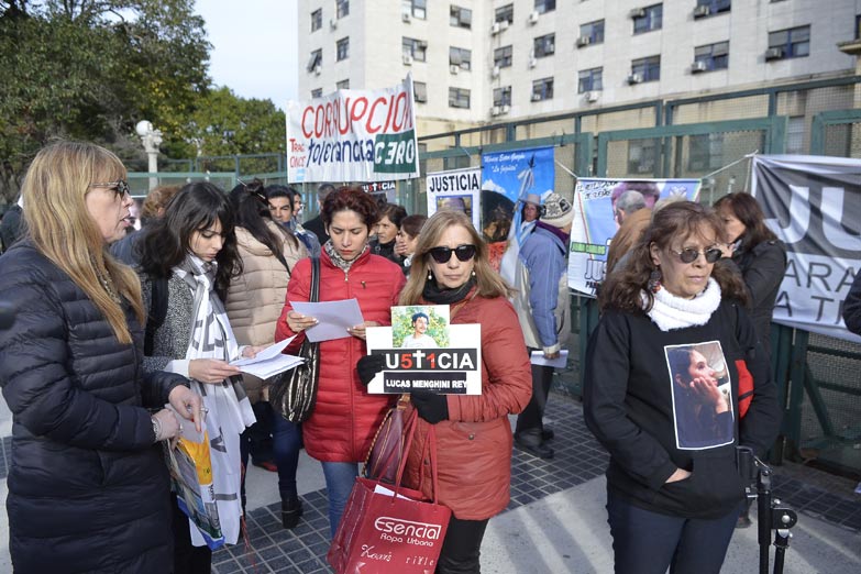 Familiares de víctimas de la tragedia de Once hicieron un acto en los tribunales