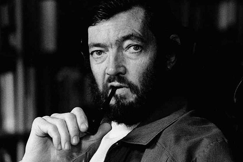 Cortázar: nació en Bruselas, fue un escritor argentino, vivió en Francia, lo homenajean en China