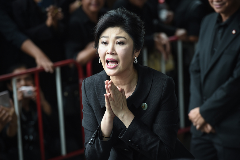 Se fue de Tailandia la derrocada expremier ante una sentencia en un juicio que tildó de amañado
