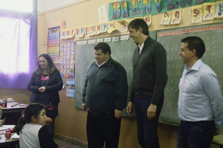Política en las aulas: Esteban Bullrich de campaña en una escuela de Berisso