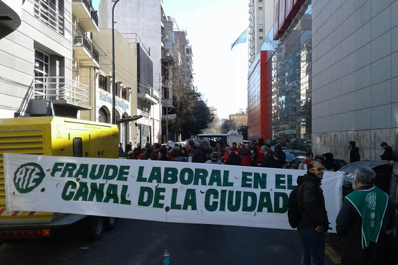 Trabajadores del canal de la Ciudad cortaron la calle por reclamos laborales
