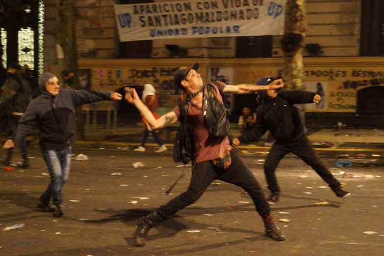 Violento desalojo de la Policía de la Ciudad en la marcha por Santiago Maldonado