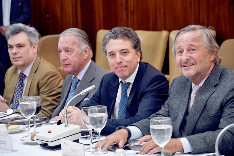 El gobierno negocia la reforma tributaria con gobernadores y legisladores de la oposición