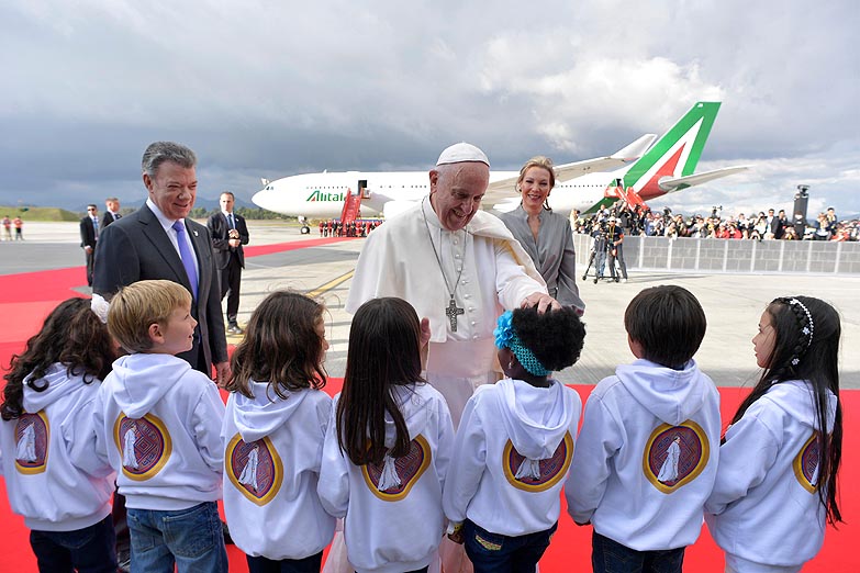 «Que nadie los engañe, no se dejen robar la esperanza», dijo el Papa al llegar a Colombia