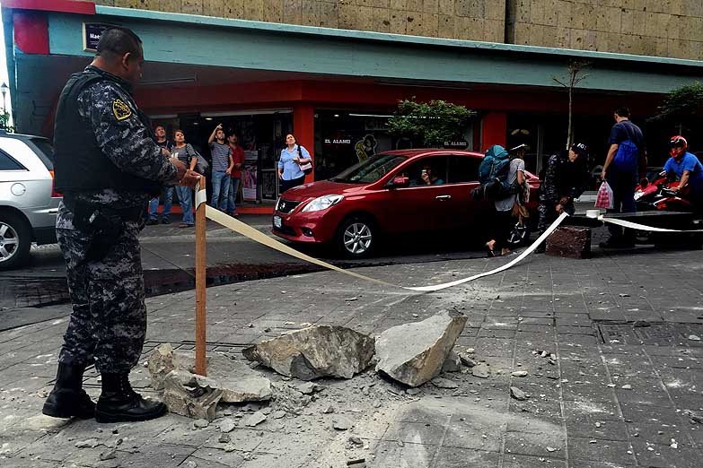 Fuerte sismo deja 58 muertos en el sur de México