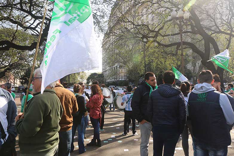 Reclamo por 13 despidos en el Ministerio de Defensa