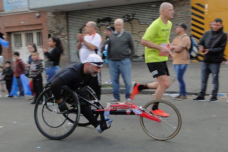 Le robaron la silla de competición al deportista con discapacidad Martín Sharples