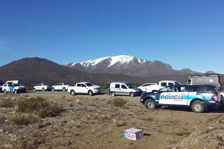Analizan dos mochilas, camperas color negro y celulares