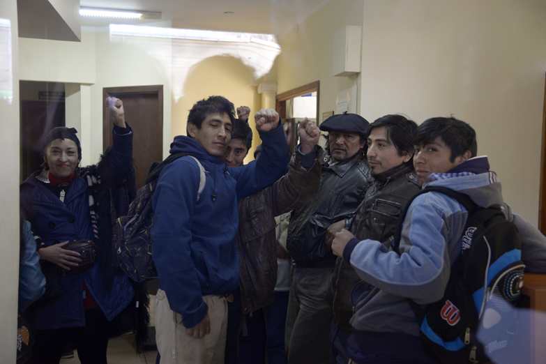 Tras ser recibidos por el juez, mapuches levantaron la toma del juzgado de Esquel
