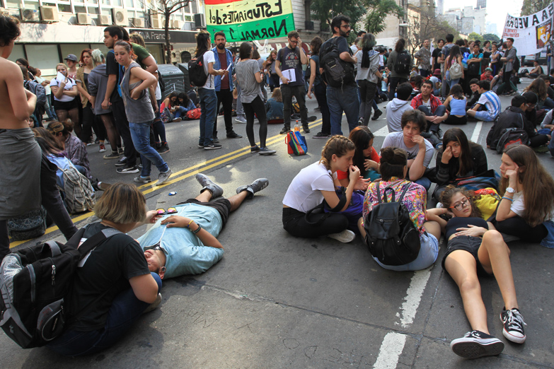 «Las tomas en los colegios están financiadas por partidos políticos y gremios»
