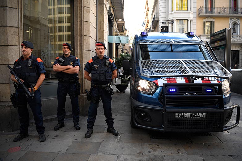 La policía catalana se rehusa a cerrar los centros de votación para el domingo