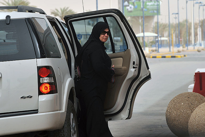 Arabia Saudita permitirá conducir automóviles a las mujeres