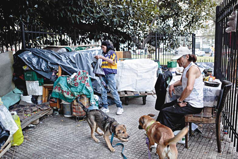 Bajó la pobreza, pero afecta a más de 12 millones de argentinos