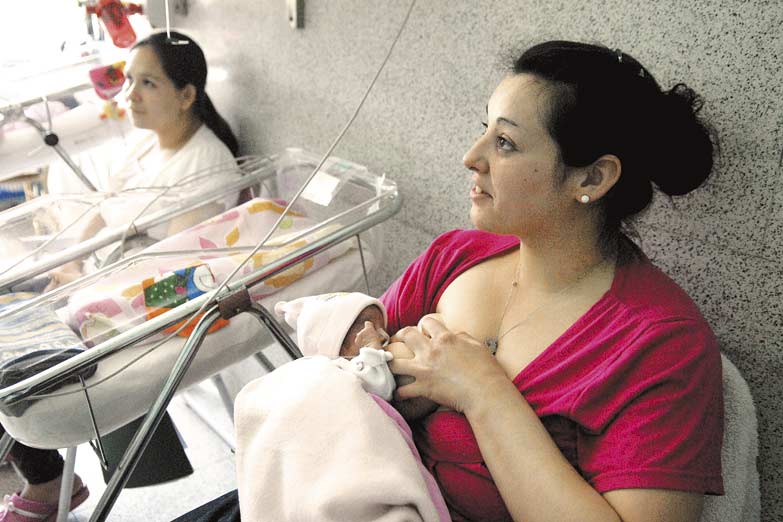 La leche materna de mujeres vacunadas contra la Covid transfiere inmunidad a bebés