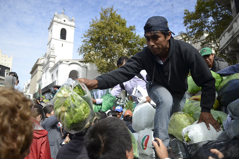 Feriazo en Plaza de Mayo: agricultores vendieron 20 toneladas de verduras y frutas al costo