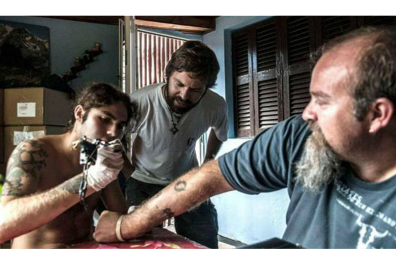 Las historias de quienes llevan a Santiago en la piel