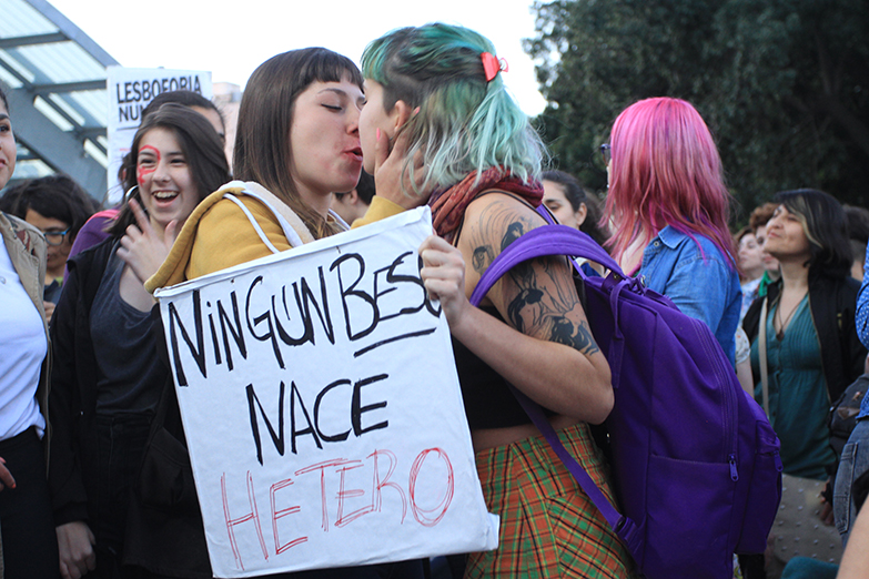 El Besazo contra la lesbofobia policial se hizo sentir en Constitución