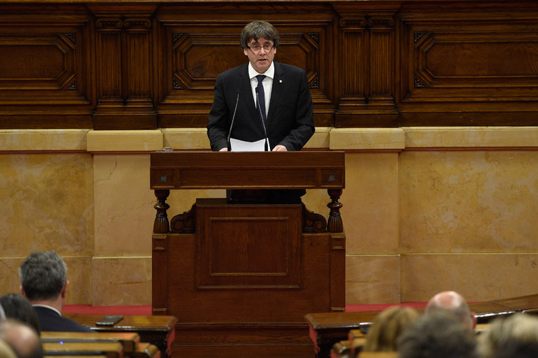 Puigdemont suspende la declaración de independencia para ir al diálogo