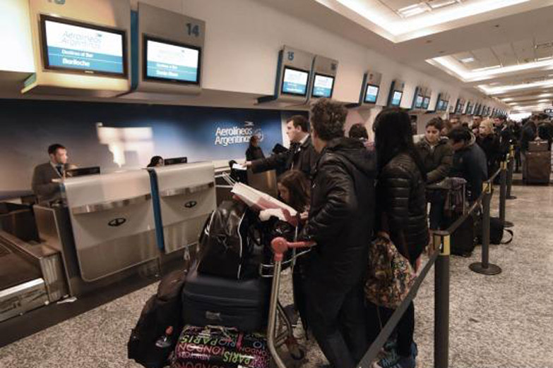 Vuelos cancelados y suspendidos en Aeroparque y Ezeiza por un paro en Aerolíneas y Austral