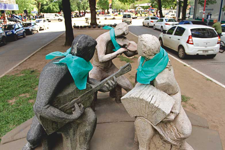 La ciudad de las esculturas con pañuelos verdes
