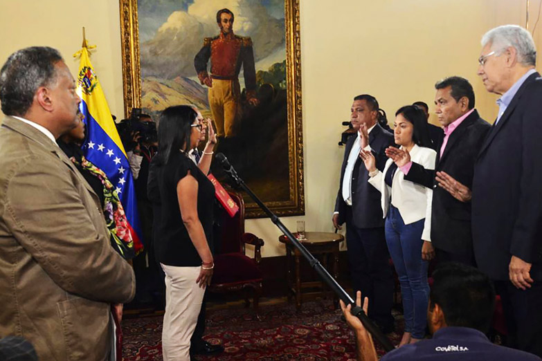 La oposición venezolana se quiebra con denuncias de «traición»