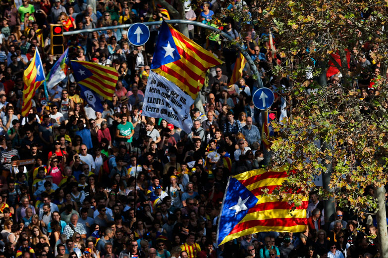 Cataluña se declaró independiente y Rajoy logró acuerdo para intervenir