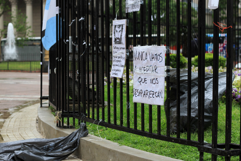 Santiago Maldonado: la Ciudad ordenó quitar los carteles de la Pirámide de Mayo