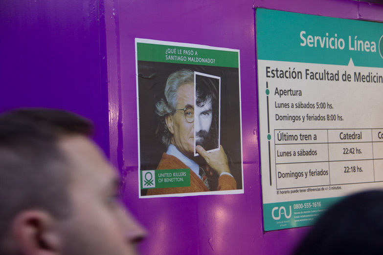 United Killers of Benetton: las fotos de la intervención en el subte por Santiago Maldonado