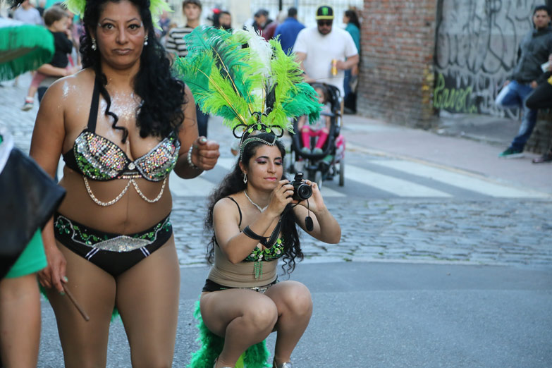 Comparsas y candombe afrouruguayo coparon el bajo porteño