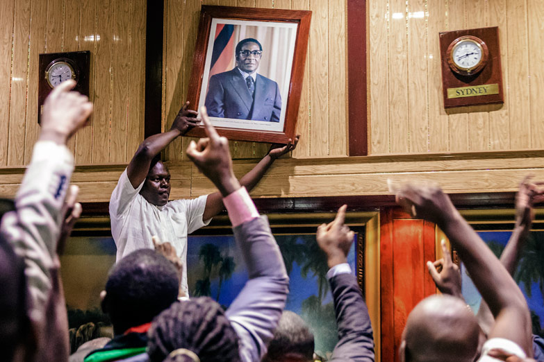 Luego de 36 años, Mugabe renunció a la presidencia de Zimbabwe
