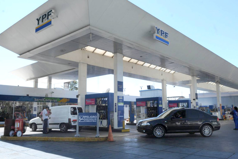 Naftas: estacioneros hablan de un aumento del 15% pero YPF pide moderación