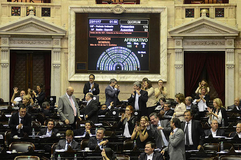 Las diputadas paralizaron la sesión y lograron la Ley de Paridad de Género
