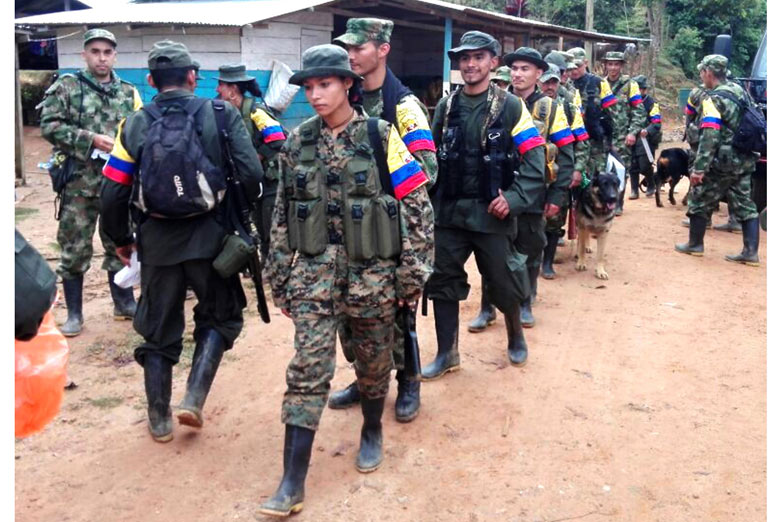 Paramilitares y guerrilleros abusaron de unas 10.000 combatientes