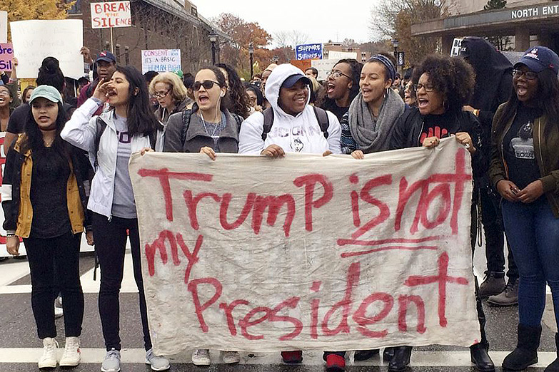 Detenidos en una manifestación contra Trump enfrentan cargos de 60 años de prisión