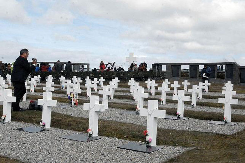 Logran identificar a 88 de las 121 tumbas de soldados caídos en Malvinas